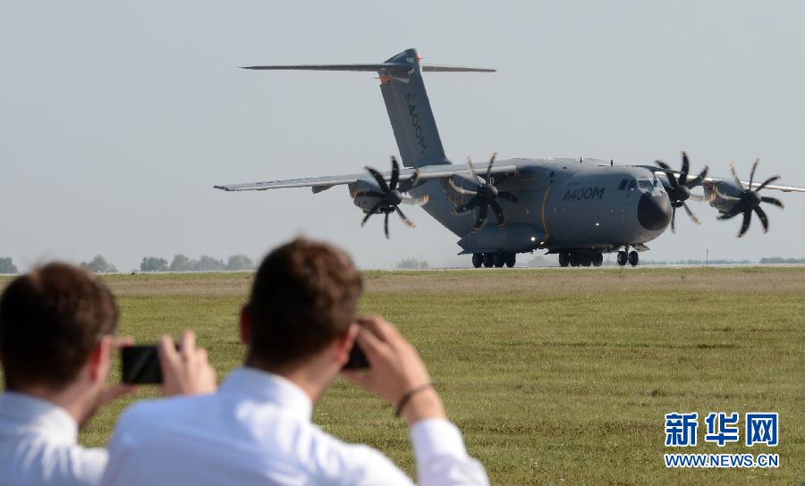 п܇A-400M܊\ݔC